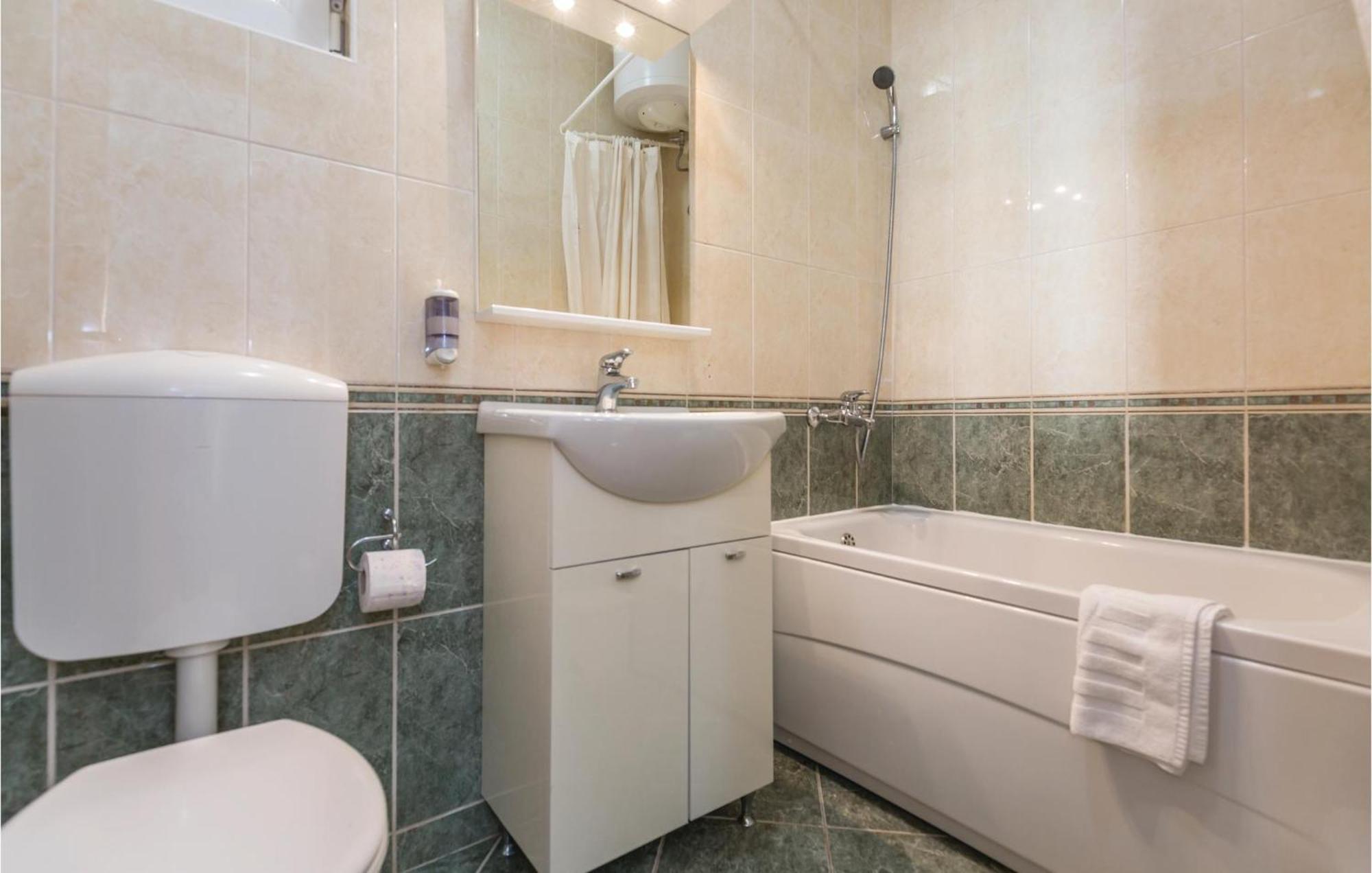 Stunning Apartment In Makarska With Wifi Eksteriør bilde